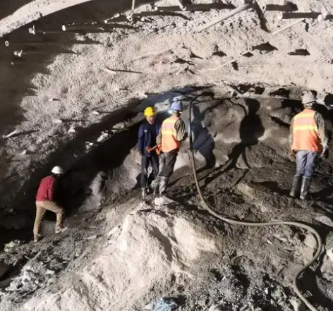 石河镇拱顶带模注浆料的施工流程及注意事项